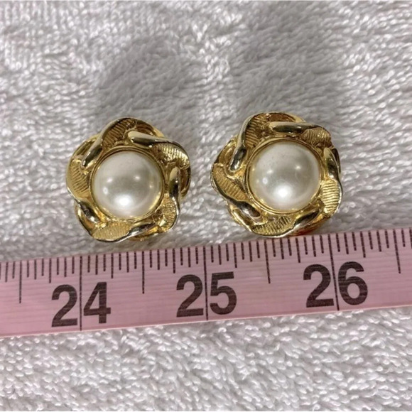 Vintage Gold Tone With Faux  Pearl Centre Clip On Earrings - Picture 8 of 8
